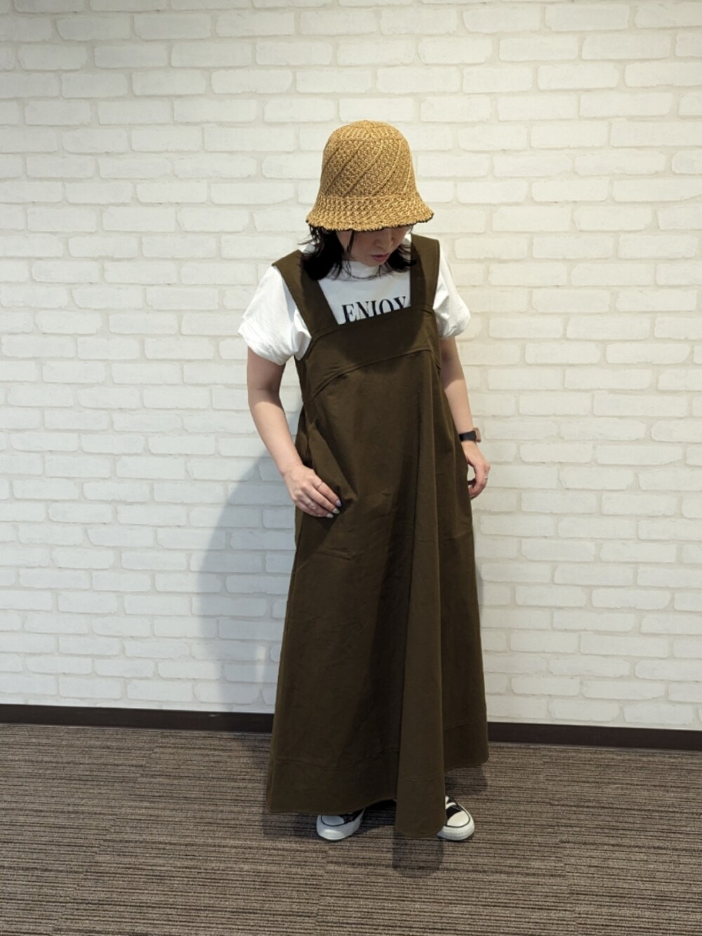 「ロゴT、夏、シンプルコーデ、スニーカー、夏コーデ、ワンピーススタイル、シンプルスタイル、lugnoncure、低身長コーデ」｜「Lugnoncureのペーパー風バケットハット（ハット、ブラウン系）」を使った、てらさん（レディース・153cm）の春コーディネートの1枚目の写真