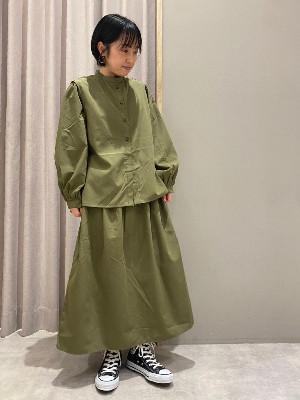 「大人カジュアル、秋服コーデ、ラクチンコーデ、秋コーデ、シンプル、大人女子、低身長コーデ、ワンピース、スニーカーコーデ」｜「Melan Cleugeのアイテム（ワンピース、グリーン系）」を使った、てらさん（レディース・153cm）の秋コーディネートの1枚目の写真
