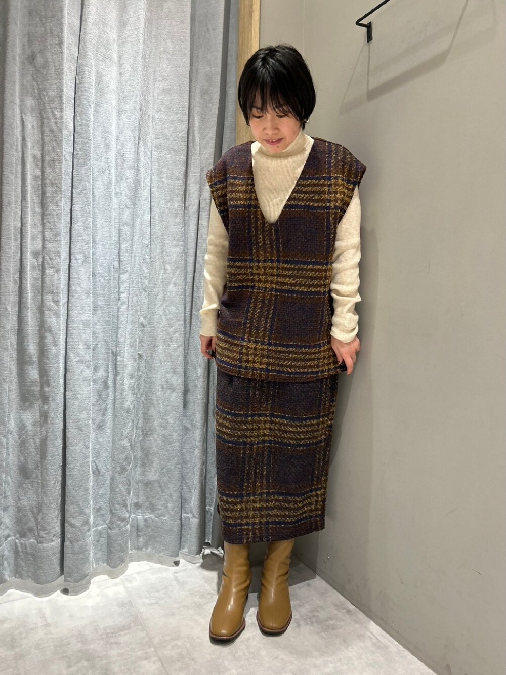 「秋冬コーデ、低身長コーデ、大人かわいい、ブーツ、低身長女子、ベスト、スカート、ブラウン、チェック」｜「Melan Cleugeのアイテム（ニット/セーター、ホワイト系）」を使った、てらさん（レディース・153cm）の冬コーディネートの1枚目の写真