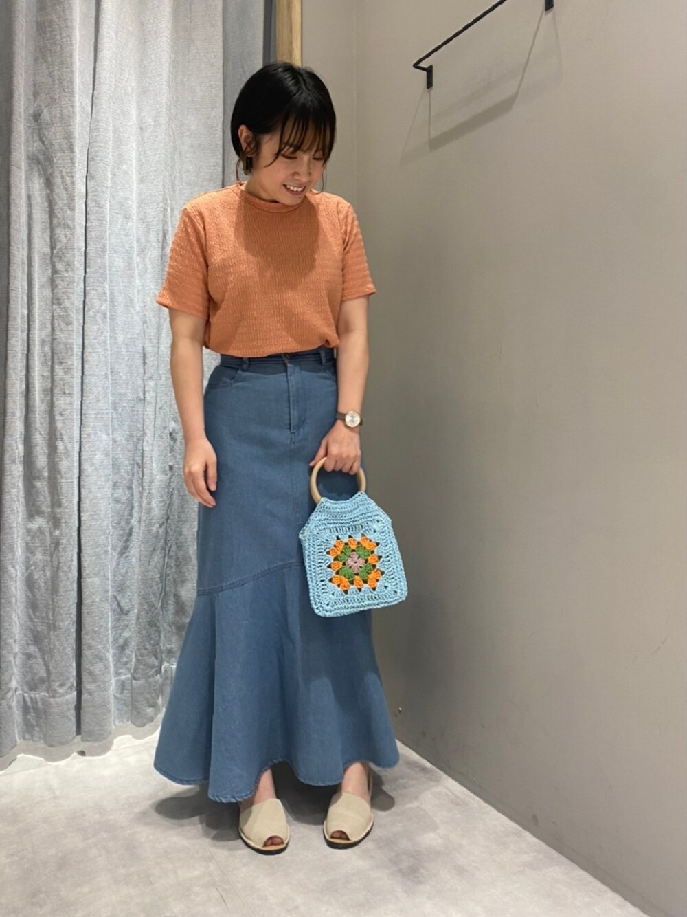 「大人コーデ、大人カジュアル、低身長女子、初夏コーデ、スカート、マーメイドスカート、MelanCleuge」｜「Melan Cleugeのアイテム（Tシャツ/カットソー、オレンジ系）」を使った、てらさん（レディース・153cm）の春コーディネートの1枚目の写真