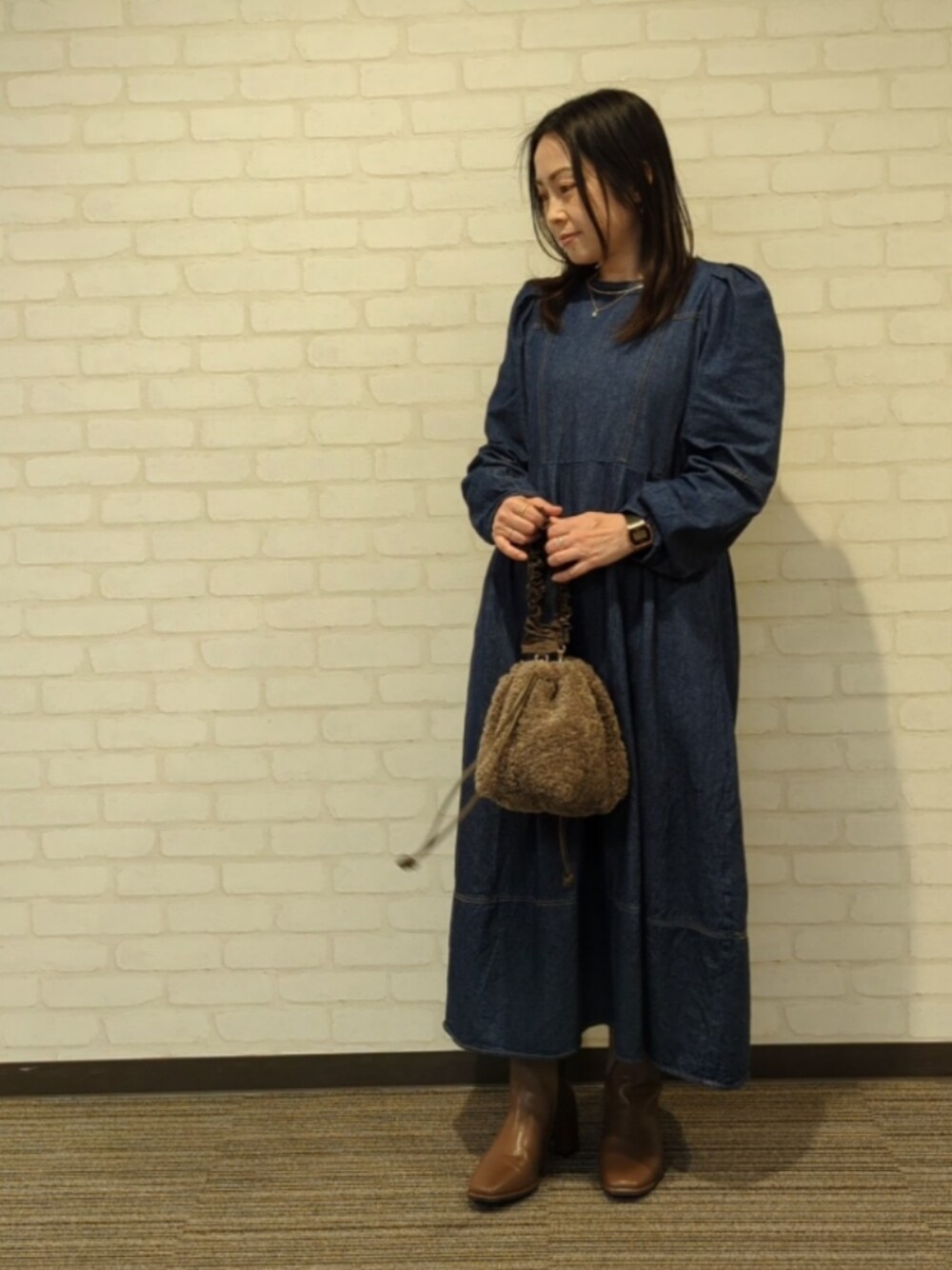 「オトナ女子、お出かけコーデ、きれいめカジュアル、冬アウター、低身長コーデ、デニムワンピース、ワンピーススタイル」｜「Te chichi TERRASSEの◎配色ステッチデニムワンピース（ワンピース、ブルー系）」を使った、てらさん（レディース・153cm）の冬コーディネートの1枚目の写真