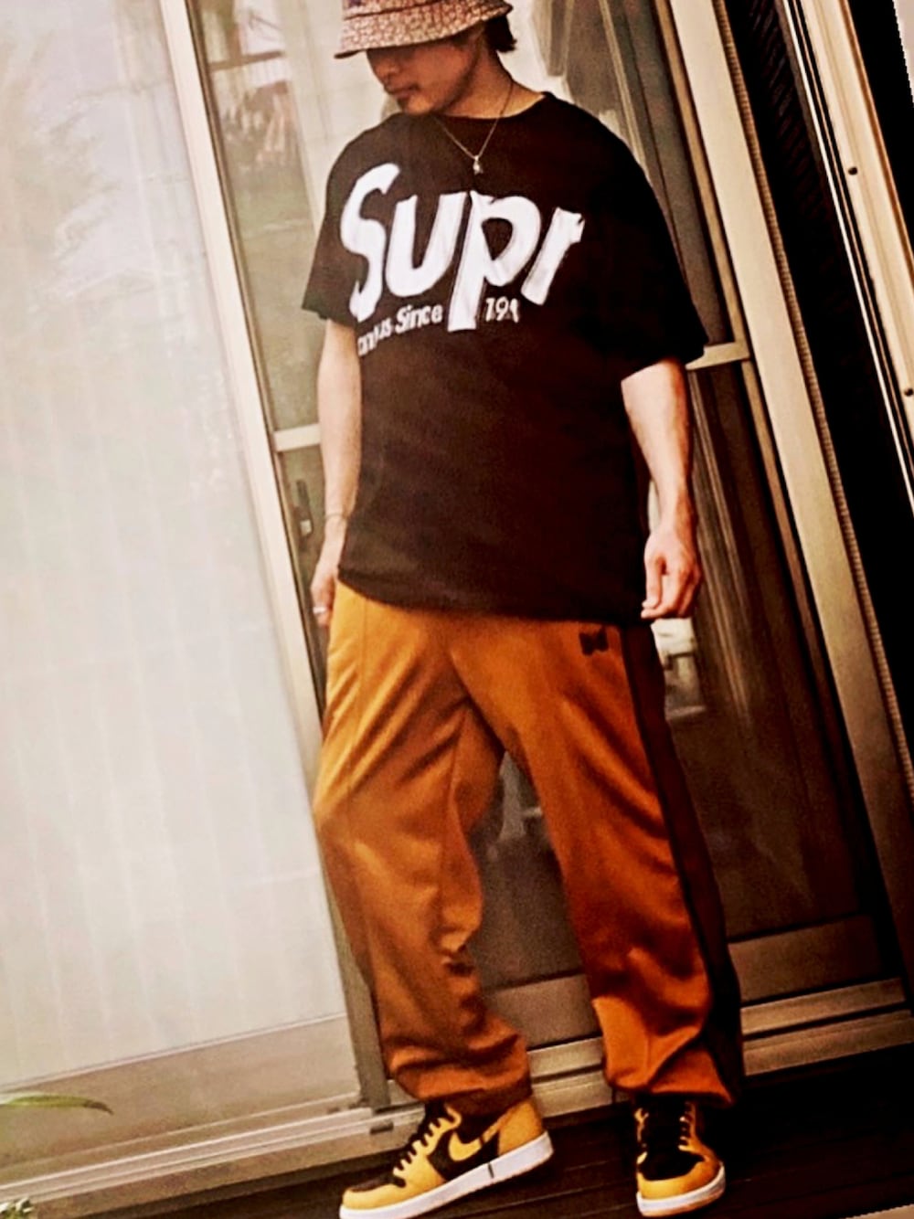 「スニーカー、ストリート、supreme、NEEDLES、エアジョーダン、カジュアルコーデ、エアジョーダン1、おしゃれさんと繋がりたい」｜「Needlesのアイテム（その他パンツ、オレンジ系）」を使った、雅さん（メンズ・176cm）の秋コーディネートの1枚目の写真