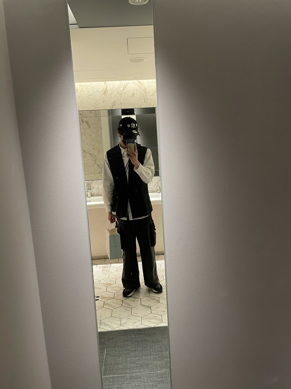 「シンプルスタイル、春服、UNIQLO、スニーカー、ビッグシルエット、シャツスタイル、きれいめカジュアル、カジュアルコーデ、メンズコーデ」｜「Noteのアイテム（サロペット/オーバーオール、ブラック系）」を使った、キツネさん（メンズ・180cm）の春コーディネートの1枚目の写真