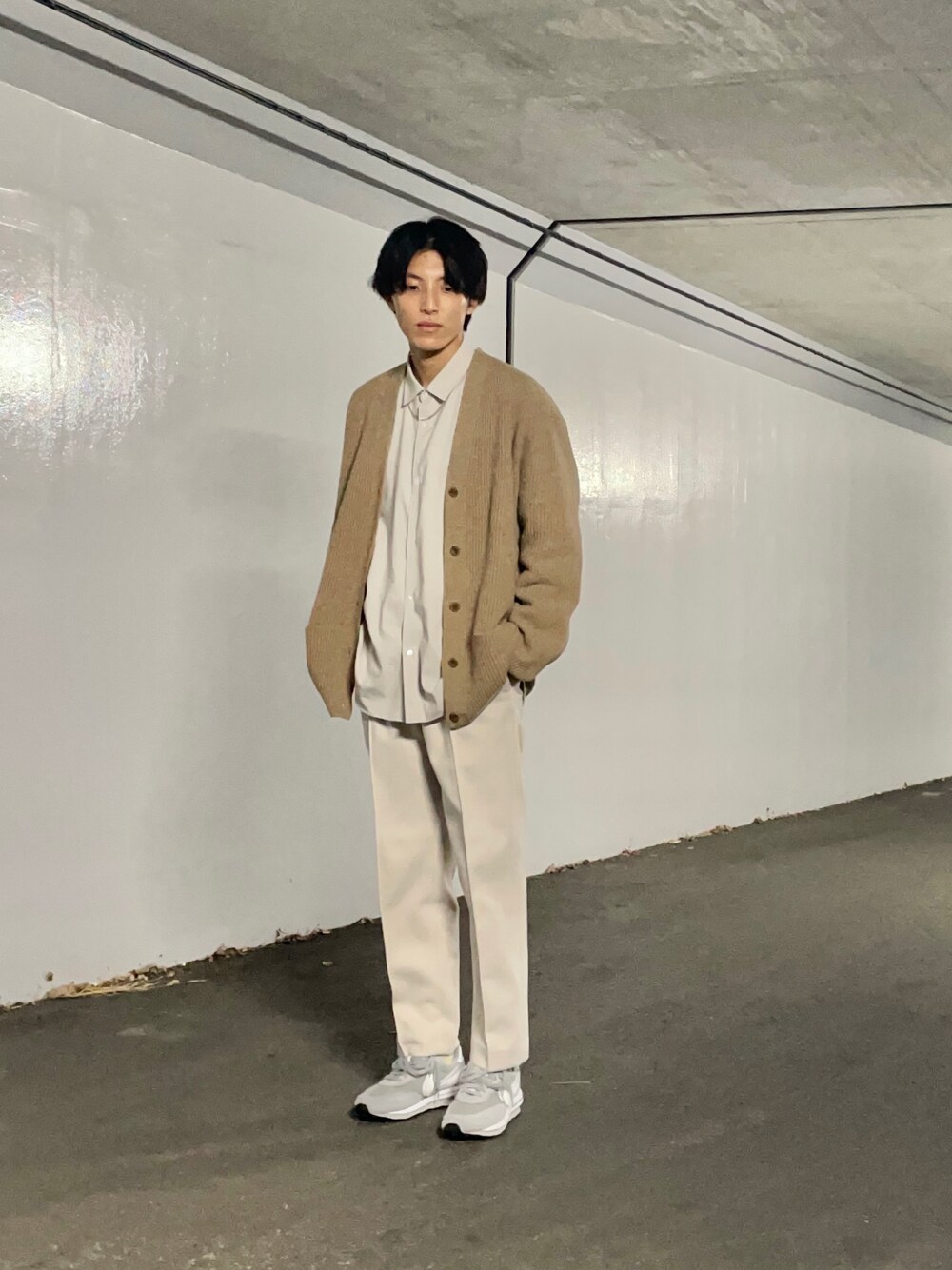 「未来のWEARISTAプロジェクト、シンプルコーデ、カジュアルコーデ、スニーカー、キレイめ、ホワイト」｜「UNIQLOのアイテム（カーディガン/ボレロ、ベージュ系）」を使った、キツネさん（メンズ・180cm）の秋コーディネートの1枚目の写真
