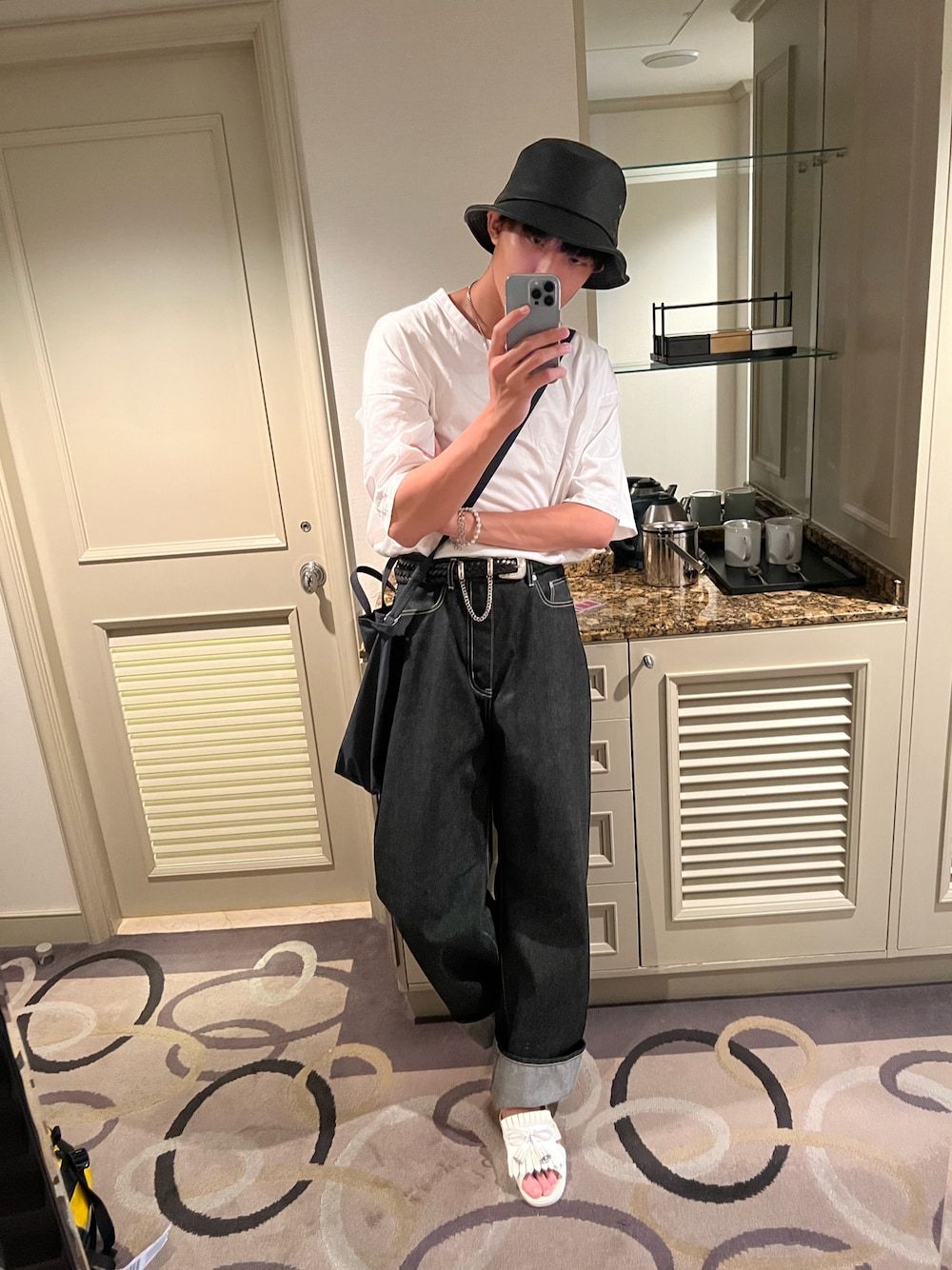 「オトナカジュアル、ゆるコーデ、ラフコーデ、ビッグシルエット、ストリートコーデ、ワイドパンツ、デニム、ミニバッグ、デニムパンツ、バケットハット、大人コーデ、サンダル」｜「BENCHのBENCH/ベンチ/BENSAN-D LOAFER RIBBON TUSSEL/ベンサンローファーリボンタッセル（サンダル、ホワイト系）」を使った、キツネさん（メンズ・180cm）の夏コーディネートの1枚目の写真