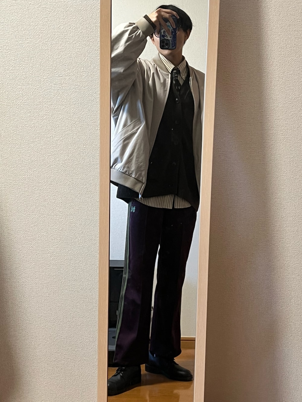 「古着MIX、きれいめカジュアル、今日のコーデ、オトナカジュアル、ビッグシルエット、休日スタイル、シンプル、UNIQLO、ドメスティックブランド、MA-1、トラックパンツ」｜「Needlesのアイテム（スウェットパンツ、ブラウン系）」を使った、キツネさん（メンズ・180cm）の冬コーディネートの1枚目の写真