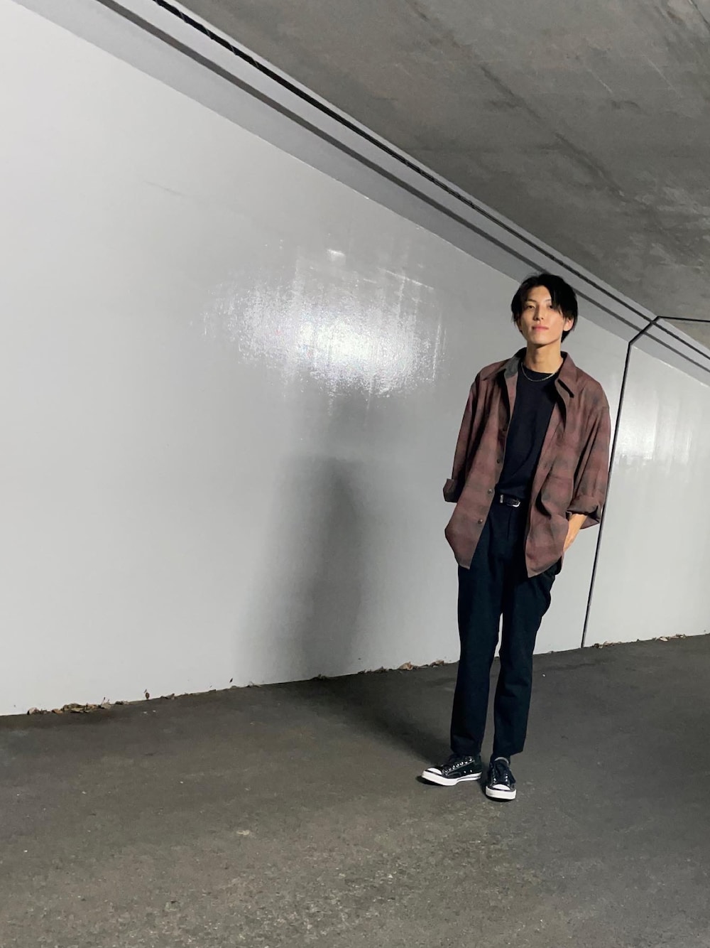 「秋服準備はじめました、秋コーデ、オトナカジュアル、シャツスタイル、オーバーサイズ、スニーカーコーデ、ユニクロ、UNIQLO U」｜「UNIQLOのエアリズムコットンオーバーサイズTシャツ（5分袖）（Tシャツ/カットソー、ブラック系）」を使った、キツネさん（メンズ・180cm）の秋コーディネートの1枚目の写真