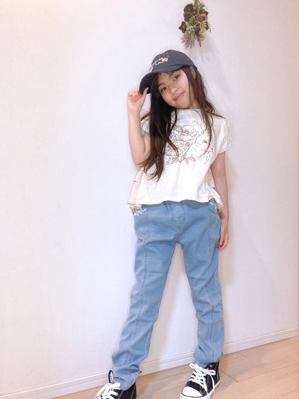 「キャップ、デニム、Tシャツ、うさぎ、Lapochebiscuit、刺繍、デニムパンツ、ストレッチパンツ、ストレッチデニム、ハイカットスニーカー、西松屋」｜「la poche biscuitのスキニーパンツ（その他パンツ、ブルー系）」を使った、Kaoさん（キッズ・129cm）の秋コーディネートの1枚目の写真