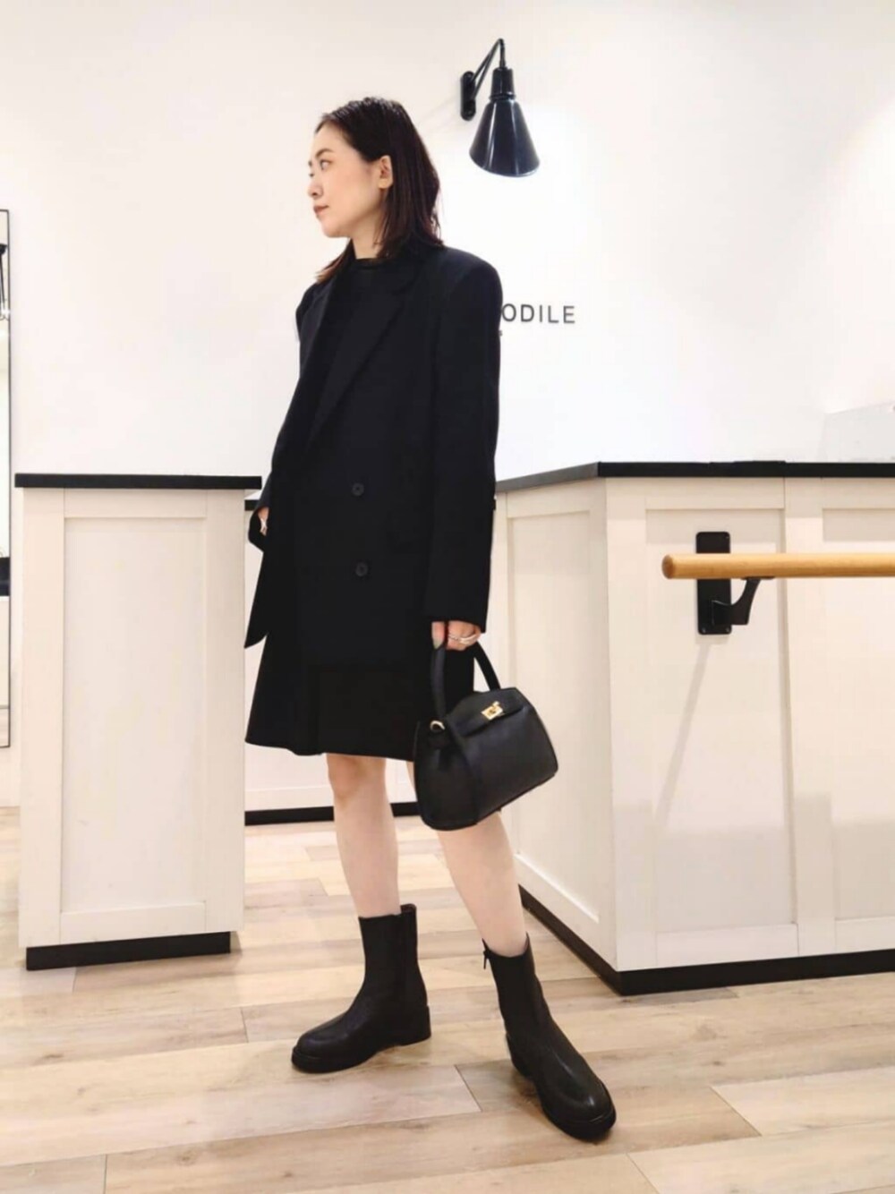 「Boots styling、Pants style、モード、トレンド、骨格ナチュラル、イエベ春、ブーツ、ショートブーツ、ODETTE E ODILE」｜「ODETTE E ODILEのセンターシームラウンド ショートブーツ40↑（ブーツ、ブラック系）」を使った、座間　オデット エ オディール スタッフさん（レディース・157cm）の冬コーディネートの1枚目の写真