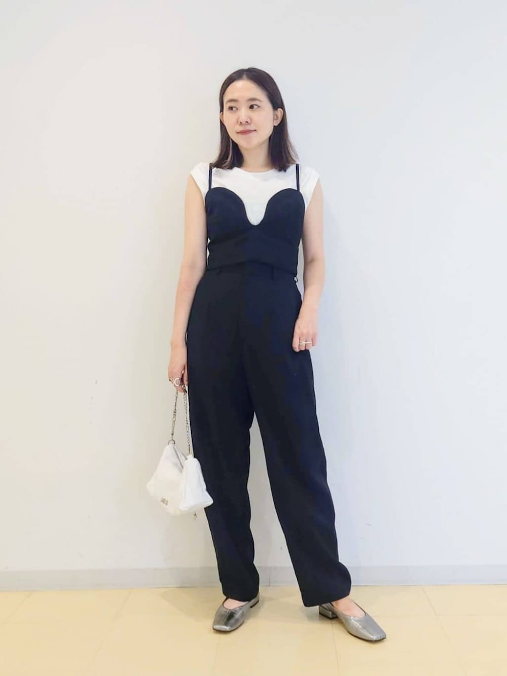 「Flat shoes styling、Pants style、モード、フェミニン、骨格ナチュラル、イエベ春、Odette e Odile」｜「ODETTE E ODILEのスクエアセンターシーム フラット25↓↑（パンプス、シルバー系）」を使った、座間　オデット エ オディール スタッフさん（レディース・157cm）の夏コーディネートの1枚目の写真
