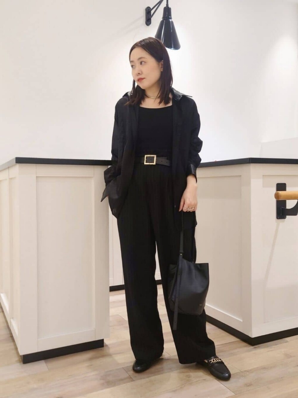 「ベーシック/トラッド、シック、リラックス、Flat shoes styling、Pants style、骨格ナチュラル、イエベ春、ODETTE E ODILE、春服、春コーデ、ローファー」｜「ODETTE E ODILEのチェーンソフトローファー フラット10↑（ローファー、ブラック系）」を使った、座間　オデット エ オディール スタッフさん（レディース・157cm）の春コーディネートの1枚目の写真