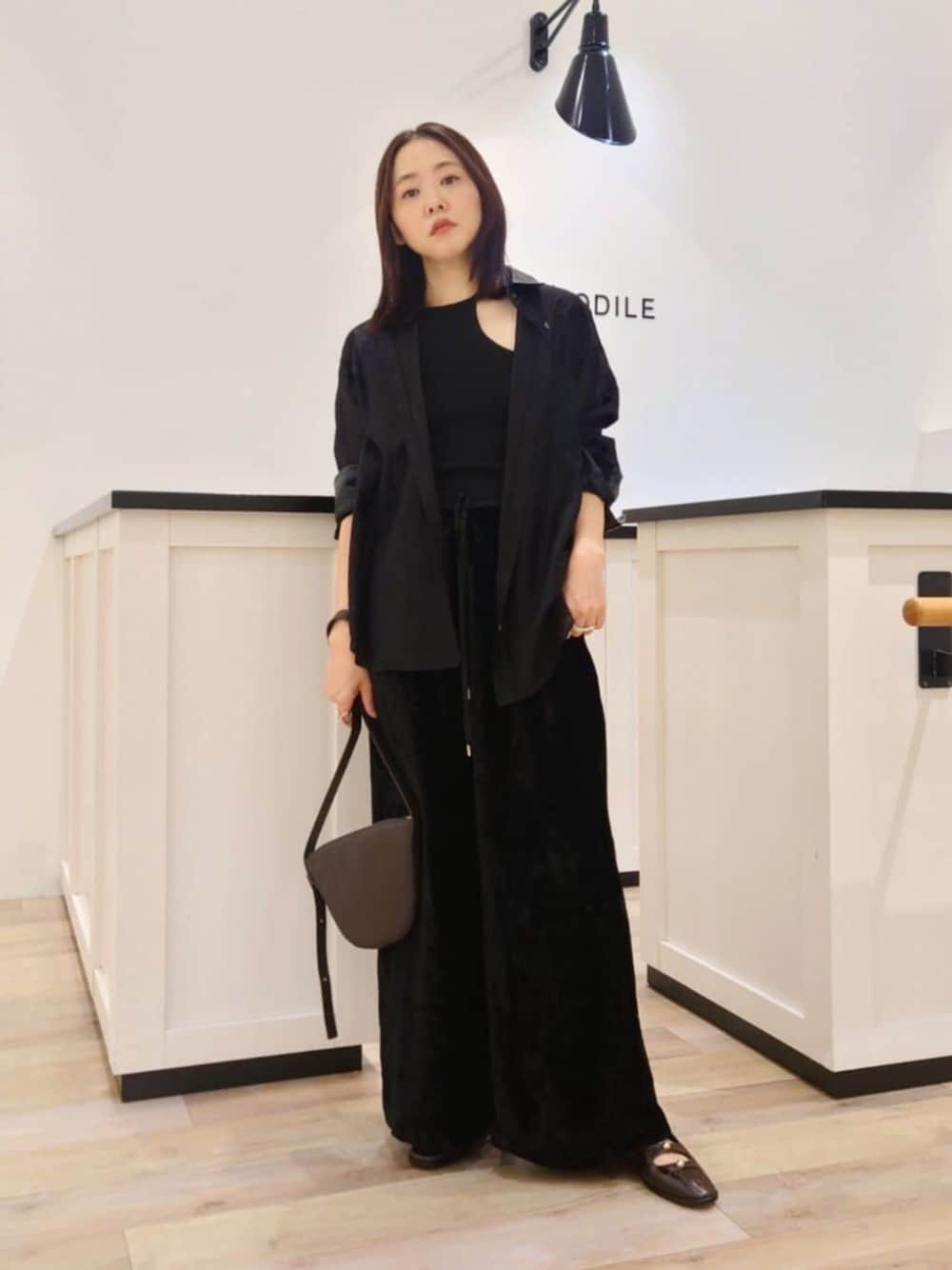 レッド系のローファーを着用したレディースの秋コーディネートの1枚目の写真