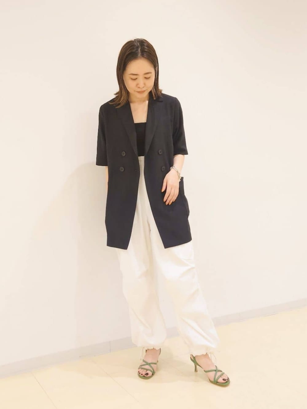 「Sandals styling、Pants style、トレンド、骨格_ナチュラル、パーソナルカラー_SPRING」｜「ODETTE E ODILEのチュービーストリング サンダル60↓↑（サンダル、グリーン系）」を使った、座間　オデット エ オディール スタッフさん（レディース・157cm）の春コーディネートの1枚目の写真