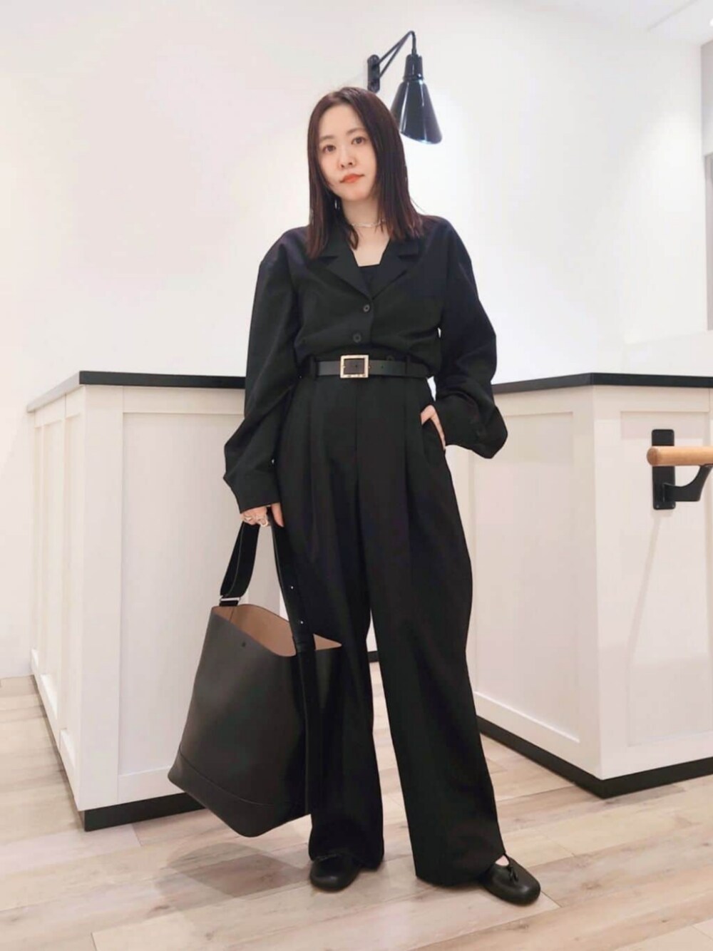「Flat shoes styling、Pants style、モード、リラックス、フェミニン、骨格ナチュラル、イエベ春、ODETTE E ODILE、カジュアル、オールブラック、ワントーンコーデ、春服、春コーデ」｜「ODETTE E ODILEのオブリークバレエ フラット10↑（バレエシューズ、ブラック系）」を使った、座間　オデット エ オディール スタッフさん（レディース・157cm）の春コーディネートの1枚目の写真