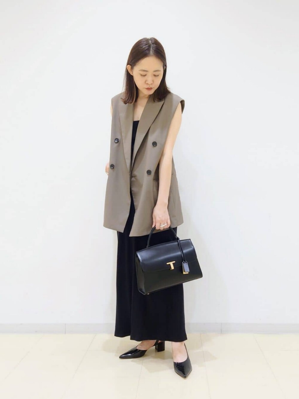 「Pumps styling、Skirt style、モード、フェミニン、骨格ナチュラル、イエベ春、秋服、秋コーデ、ODETTE E ODILE」｜「ODETTE E ODILEのインサイドセパレート パンプス45↑（パンプス、ブラック系）」を使った、座間　オデット エ オディール スタッフさん（レディース・157cm）の夏コーディネートの1枚目の写真
