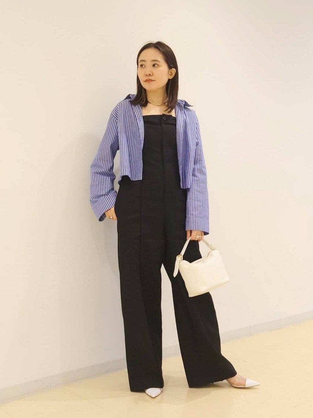 「Pumps styling、Pants style、モード、フェミニン、骨格ナチュラル、イエベ春、スプリングコート、Odette e Odile」｜「ODETTE E ODILEのポインテッドPVCバックベルト パンプス45↑（パンプス、ホワイト系）」を使った、座間　オデット エ オディール スタッフさん（レディース・157cm）の春コーディネートの1枚目の写真