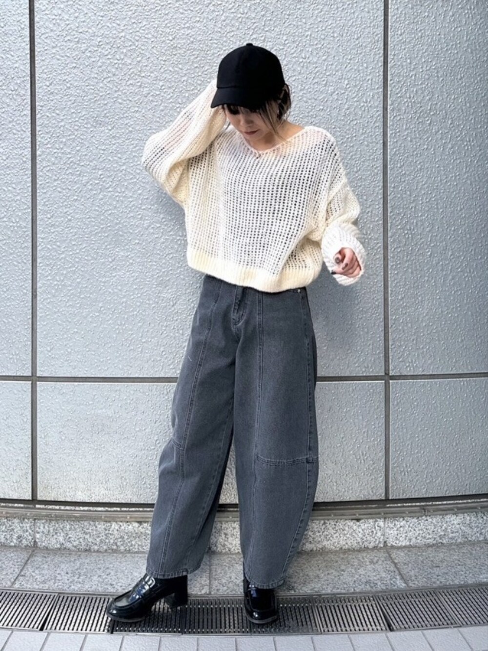 「お出かけコーデ、モノトーン、デニム、ローファー、シンプルコーデ、ストリート、ニット、パンツスタイル、大人かわいい、春服、シンプル、ビッグシルエット、オトナカワイイ、ラクチンコーデ、カジュアルスタイル」｜「FREE'S MARTの◇シアーモヘヤライクニット（ニット/セーター、ホワイト系）」を使った、yukaさん（レディース・160cm）の冬コーディネートの1枚目の写真