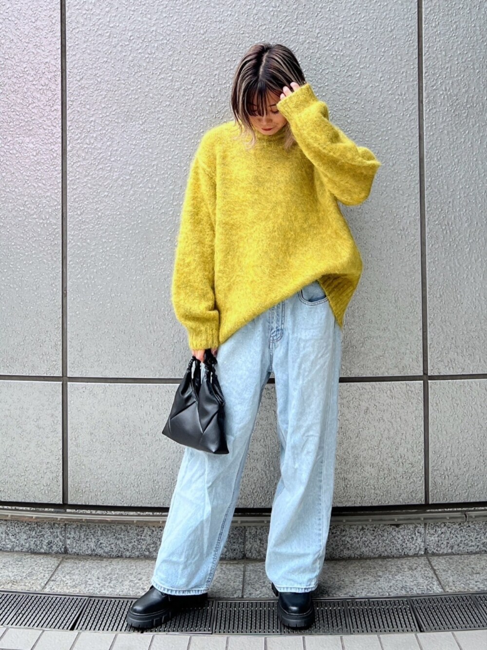「きれいめカジュアル、ストリート、冬コーデ、デニム、着回しコーデ、お出かけコーデ、ファッションを楽しもう、冬、シンプルコーデ、韓国ファッション、ハイウエスト、冬ファッション、大人カジュアル、ootd、ニットコーデ」｜「FREE'S MARTの◇ウール混シャギークルーネックニット（ニット/セーター、イエロー系）」を使った、yukaさん（レディース・160cm）の冬コーディネートの1枚目の写真
