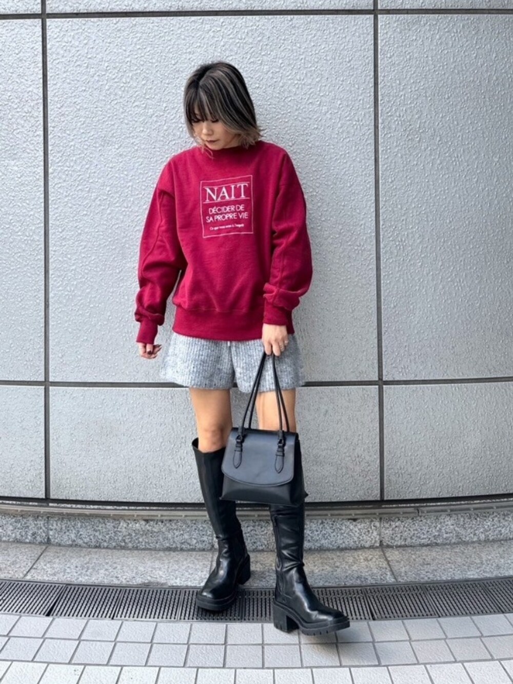 「レザー、スウェット、ブーツ、大人女子、ニットコーデ、お出かけコーデ、大人かわいい、ファッションを楽しもう、大人コーデ、ブーツスタイル、大人ガーリー、韓国ファッション、ロングブーツ、シンプルコーデ、ハイウエスト」｜「FREE'S MARTの◆刺繍ロゴ裏起毛スウェット（スウェット、レッド系）」を使った、yukaさん（レディース・160cm）の冬コーディネートの1枚目の写真