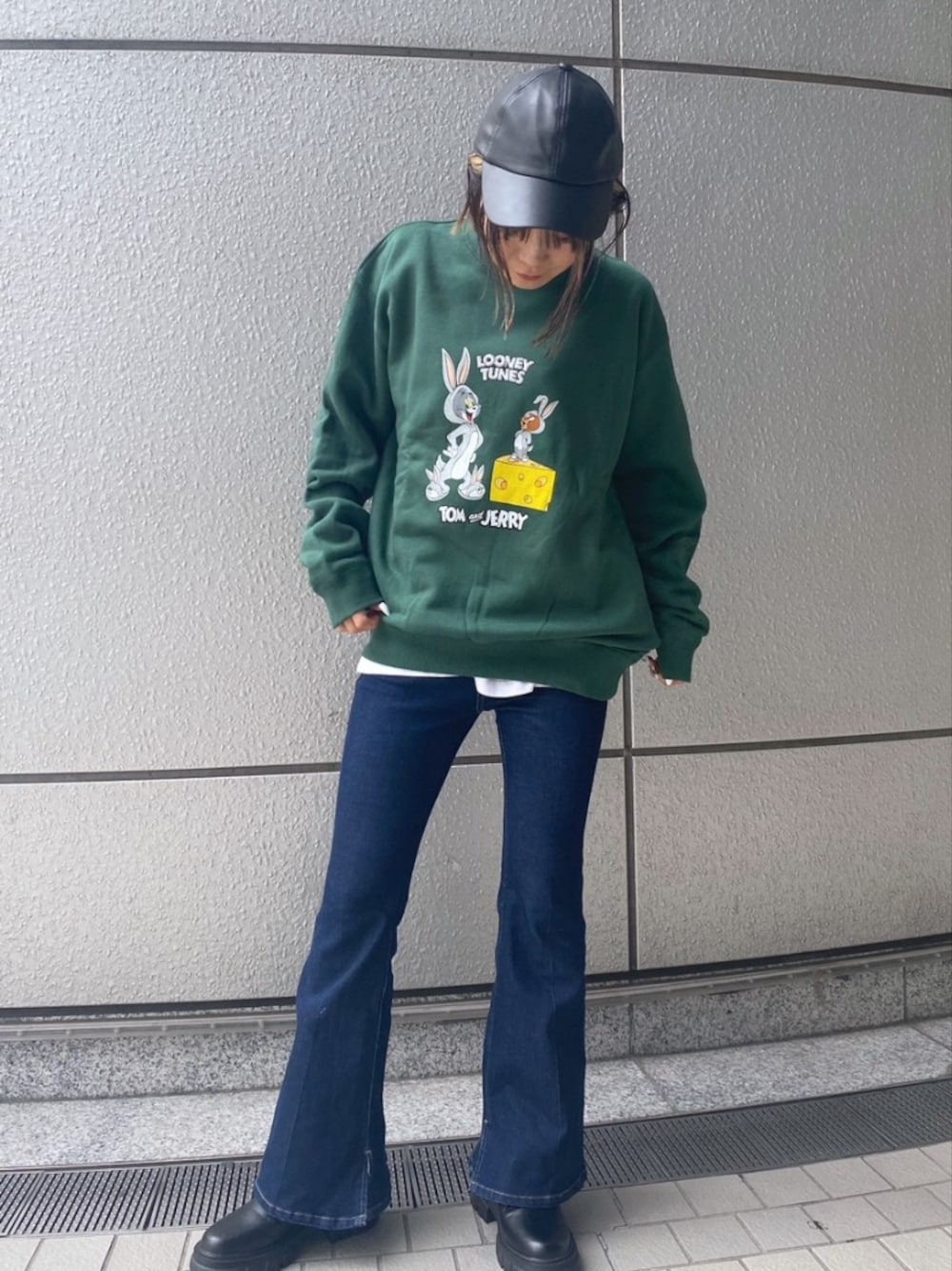 「ストリート、秋コーデ、ブーツ、ワーナー・ブラザーズ、大人カジュアル、秋服まるっと大公開、スポーツミックス、お出かけコーデ、シンプルコーデ、ロンT、デニム、休日スタイル、初秋コーデ、おしゃれさんと繋がりたい、シンプル」｜「WARNER BROS.のアイテム（スウェット、グリーン系）」を使った、yukaさん（レディース・160cm）の秋コーディネートの1枚目の写真