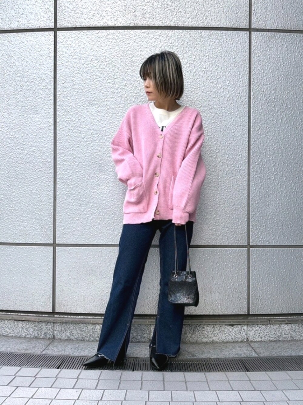 「春色、休日スタイル、カーディガン、デニム、春アウター、ニット、春服みてみて、大人カジュアル、シンプルコーデ、春服コーデ、ラクチンコーデ、おでかけコーデ、カラーコーデ、春、オトナ女子」｜「FREE'S MARTの◆フロッキープリントロングＴシャツ（Tシャツ/カットソー、ベージュ系）」を使った、yukaさん（レディース・160cm）の冬コーディネートの1枚目の写真