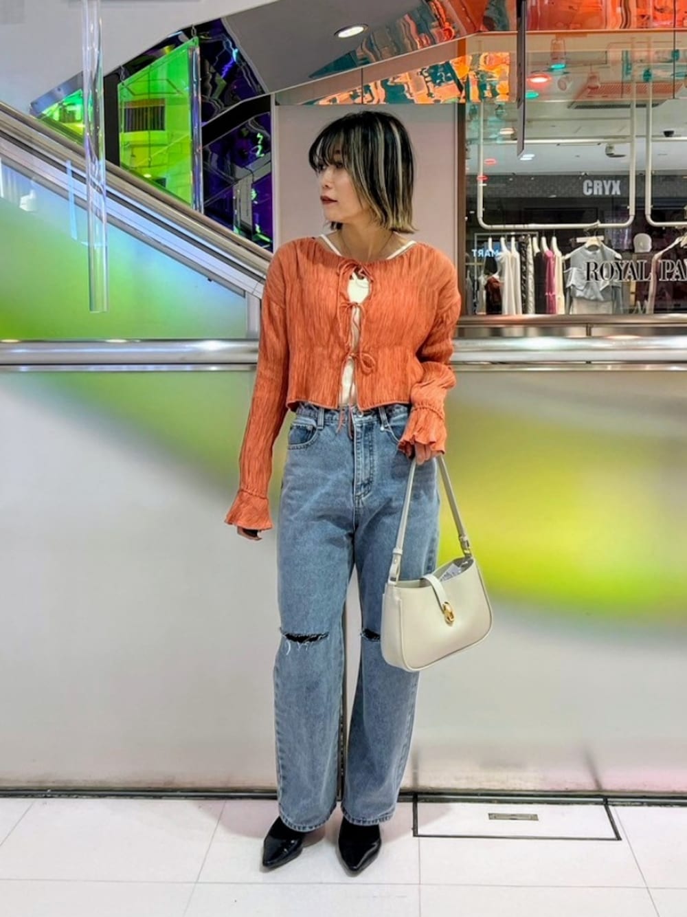 「休日スタイル、お洒落さんとつながりたい、オトナカワイイ、着回しコーデ、ラクチンコーデ、シンプル、春服、春ファッション、パンツコーデ、いいね、save、フォローお願いします🤑、お出かけコーデ、ボレロ、デニム、春のおしゃ見えテクニック、レイヤードスタイル」｜「FREE'S MARTの◆［WEB限定］シアーギャザー前開き短丈ブラウス（シャツ/ブラウス、オレンジ系）」を使った、yukaさん（レディース・160cm）の春コーディネートの1枚目の写真