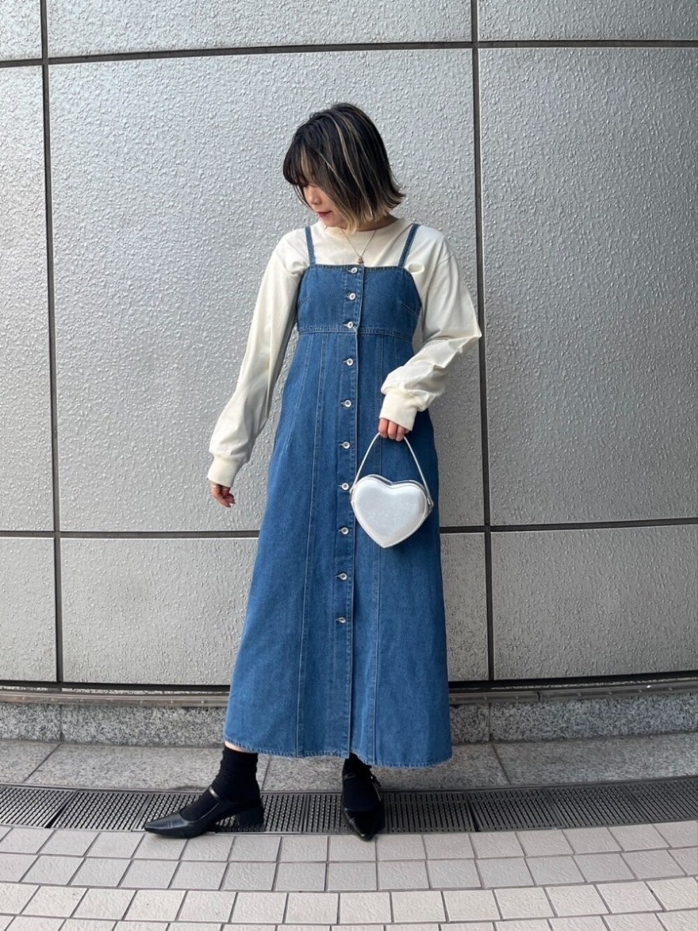 「デニム、キャミワンピ、ワンピース、デニムワンピース、ロゴT、シルバー、ショルダーバッグ、春服みてみて、お出かけコーデ、オトナカジュアル、今日のコーデ、春、大人女子、きれいめカジュアル、春服」｜「FREE'S MARTの◆フロッキープリントロングＴシャツ（Tシャツ/カットソー、ベージュ系）」を使った、yukaさん（レディース・160cm）の春コーディネートの1枚目の写真