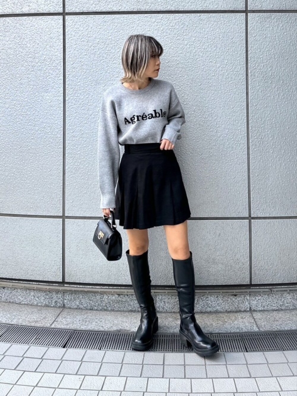「きれいめカジュアル、レザー、ストリート、冬コーデ、ブーツ、お出かけコーデ、大人カジュアル、冬ファッション、大人かわいい、ootd、大人女子、ニットコーデ、モノトーンコーデ、ブーツスタイル、大人コーデ」｜「FREE'S MARTの◆スウェットライクロゴニット（ニット/セーター、グレー系）」を使った、yukaさん（レディース・160cm）の冬コーディネートの1枚目の写真
