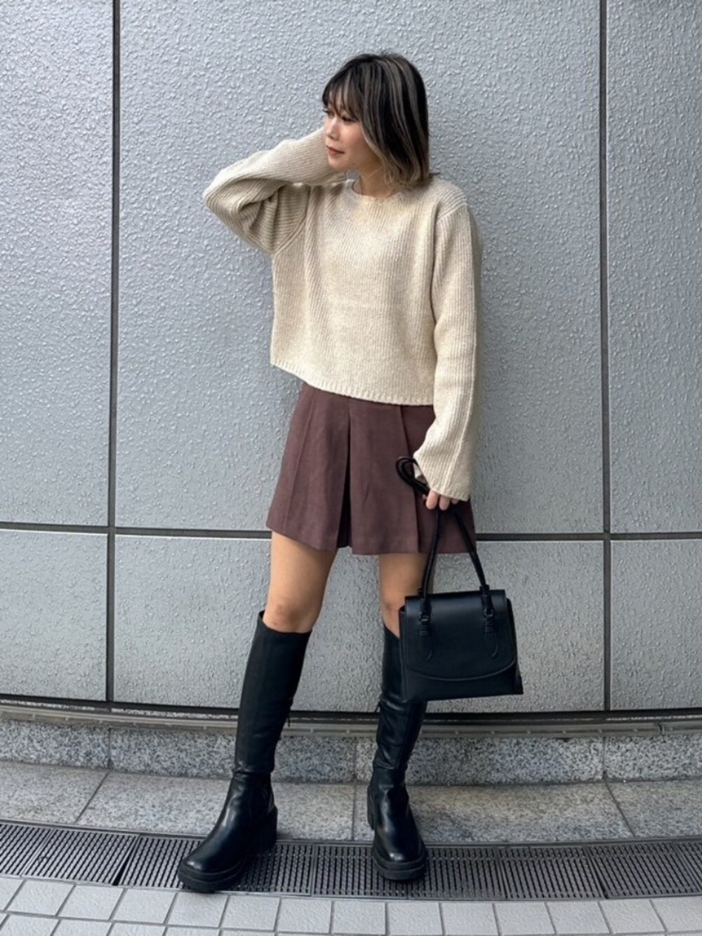 「きれいめカジュアル、お出かけコーデ、大人カジュアル、冬ファッション、大人かわいい、30代コーデ、レザー、淡色コーデ、ブーツ、コーデュロイ、冬コーデ、休日スタイル、大人コーデ、冬、大人ガーリー」｜「FREE'S MARTの◆スパンコールボートネックショート丈ニット（ニット/セーター、ホワイト系）」を使った、yukaさん（レディース・160cm）の冬コーディネートの1枚目の写真