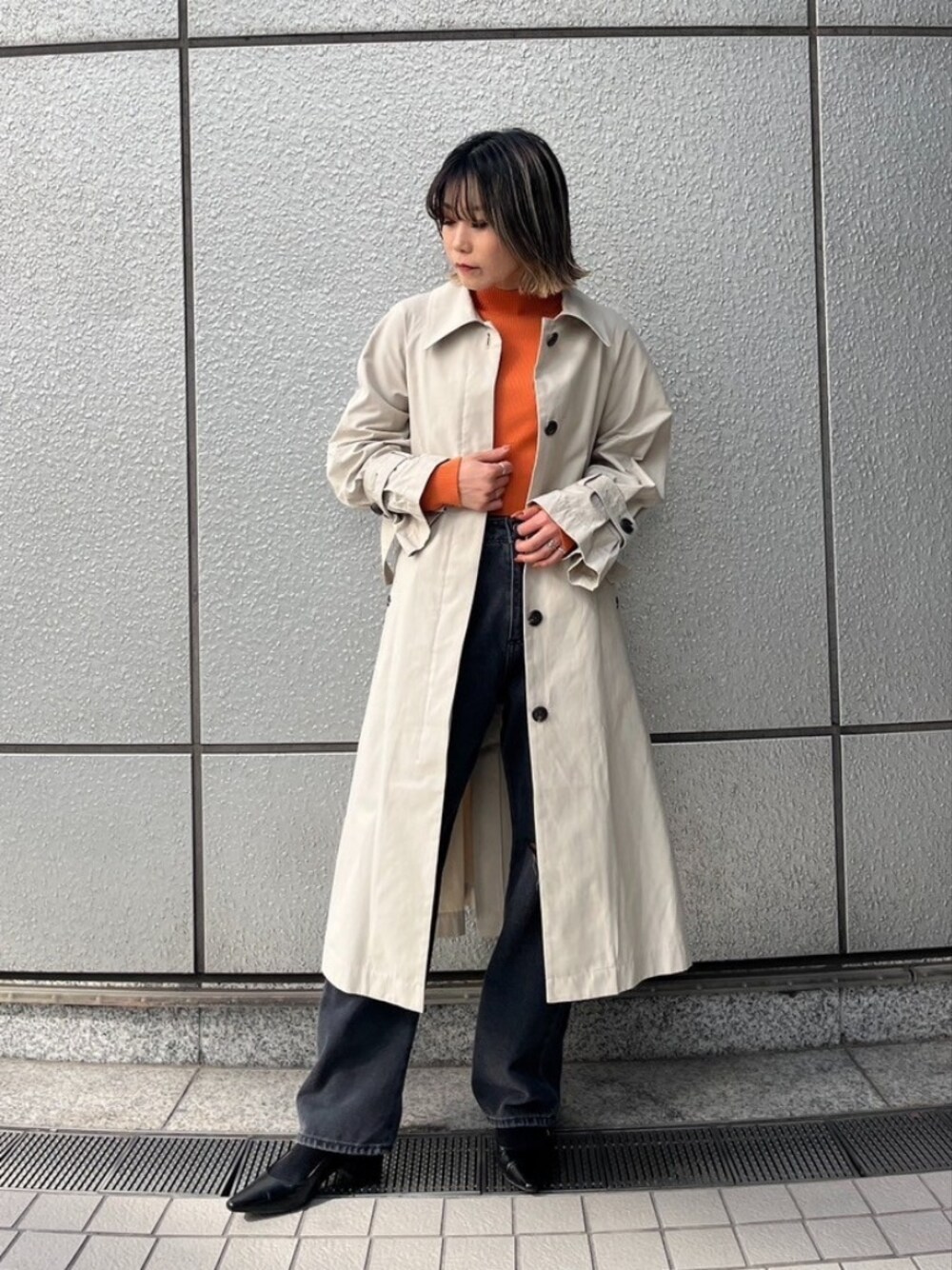 「デニム、トレンチコート、アウター、春コーデ、春夏コーデ、ロングコート、オレンジ、ニット、ダメージデニムパンツ、お出かけコーデ、オトナカジュアル、パンツスタイル、きれいめカジュアル、カジュアルコーデ、春カラー」｜「FREE'S MARTのハイネックショート丈リブニット（ニット/セーター、オレンジ系）」を使った、yukaさん（レディース・160cm）の春コーディネートの1枚目の写真