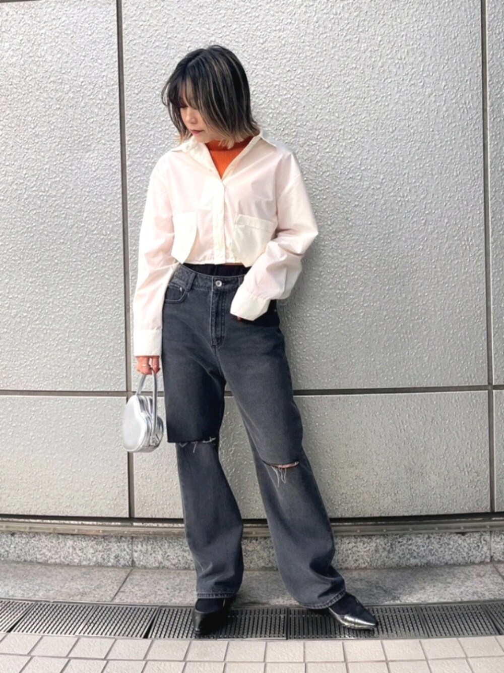 「デニム、デニムパンツ、ダメージデニムパンツ、シルバー、オレンジ、レイヤードスタイル、ショルダーバッグ、春服みてみて、パンツスタイル、お出かけコーデ、オトナカジュアル、今日のコーデ、30代コーデ、カラーコーデ、春カラー」｜「FREE'S MARTのハイネックショート丈リブニット（ニット/セーター、オレンジ系）」を使った、yukaさん（レディース・160cm）の春コーディネートの1枚目の写真