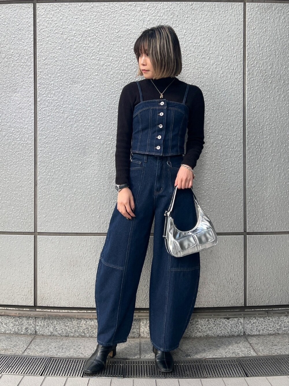 「モノトーン、デニム、ビスチェ、ビスチェ×デニム、ワイドパンツ、ワイドデニム、ゆるコーデ、ニット、ブラウス、着回しコーデ、今日のコーデ、カジュアルコーデ、オトナ女子、シンプルスタイル、大人可愛い」｜「FREE'S MARTの◇［洗える］マシンウォッシャブルボトルネックニット（ニット/セーター、ブラック系）」を使った、yukaさん（レディース・160cm）の冬コーディネートの1枚目の写真