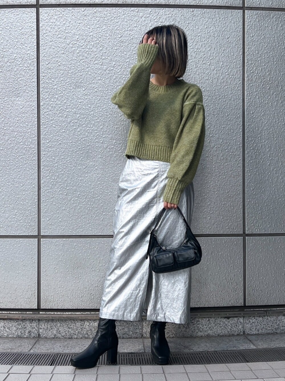 「デートコーデ、ロングスカート、シンプルコーデ、ブーツ、春色、休日スタイル、スカート、ニット、カジュアルコーデ、オトナ女子、シンプルスタイル、大人可愛い、差し色、レディースファッション、グリーン」｜「FREE'S MARTの◆箔プリントナロースカート（スカート、シルバー系）」を使った、yukaさん（レディース・160cm）の冬コーディネートの1枚目の写真