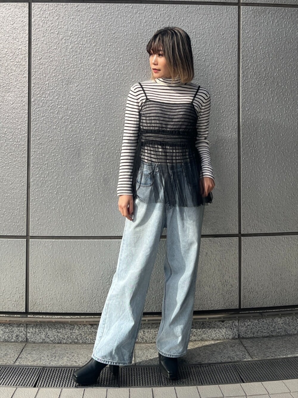 「タートルネック、お出かけコーデ、モノトーン、デニム、シンプルコーデ、カジュアルスタイル、パンツスタイル、大人かわいい、春服、シンプル、ラクチンコーデ、オトナカワイイ、ニット、ブラウス、ブーツ」｜「FREE'S MARTの◆タートルネックリブニット（ニット/セーター、ホワイト系）」を使った、yukaさん（レディース・160cm）の冬コーディネートの1枚目の写真