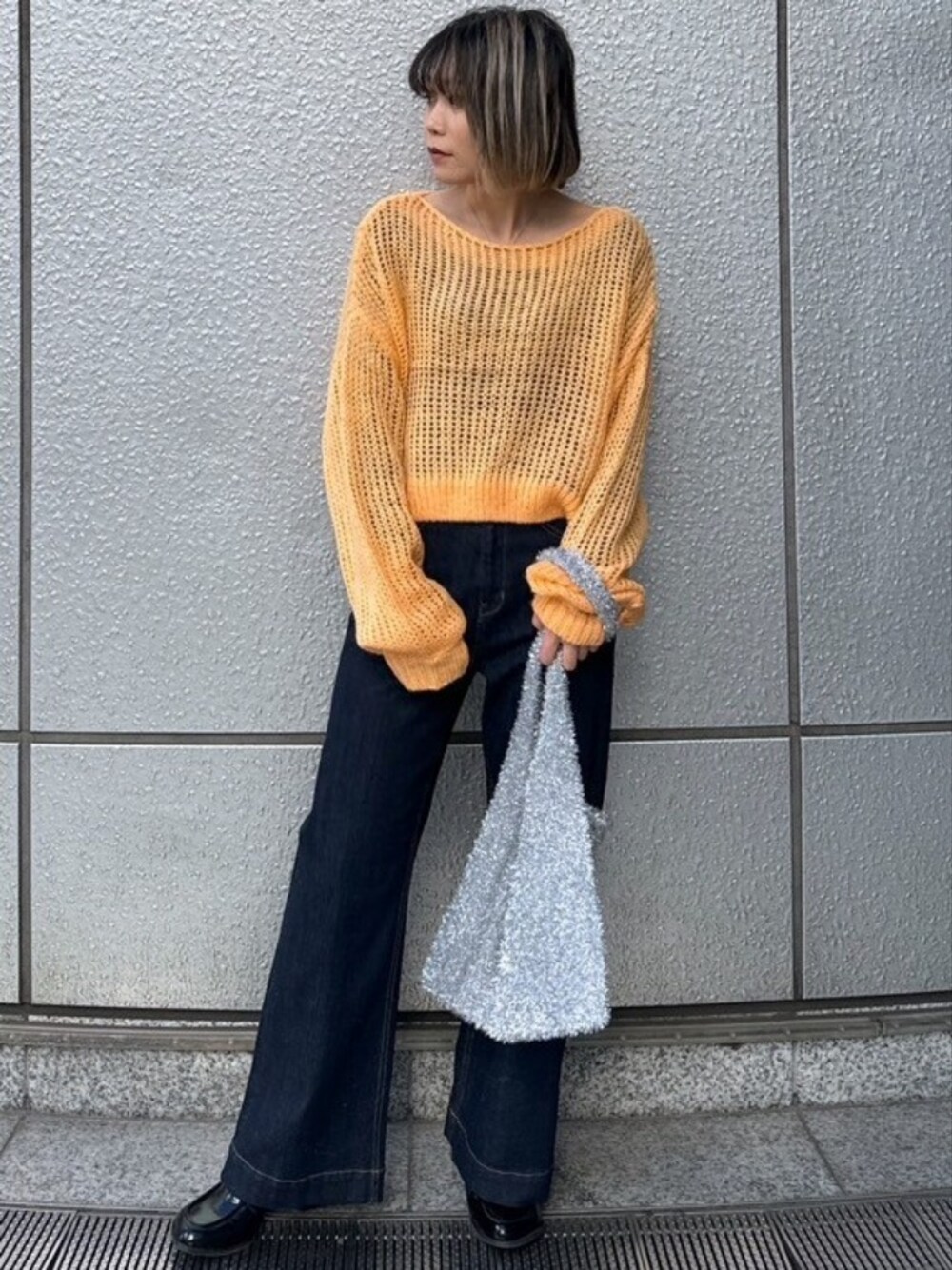「お出かけコーデ、デニム、ローファー、シンプルコーデ、ニット、カラーコーデ、キレイめ、春服、パンツスタイル、大人かわいい、シンプル、ラクチンコーデ、デイリーカジュアル、高身長コーデ、オトナカワイイ」｜「FREE'S MARTの◇シアーモヘヤライクニット（ニット/セーター、オレンジ系）」を使った、yukaさん（レディース・160cm）の冬コーディネートの1枚目の写真