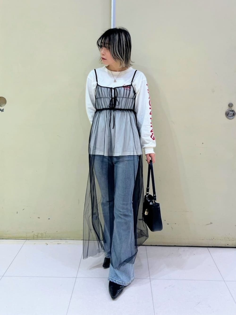 「春のおしゃ見えテクニック、休日スタイル、お洒落さんとつながりたい、オトナカワイイ、春服、いいね、save、フォローお願いします🤑、お出かけコーデ、スポーティー、ラクチンコーデ、パンツコーデ、重ね着、ブラック、ワンピース、チュールスカート、ロゴTシャツ」｜「FREE'S MARTの◆袖ロゴプリントロングＴシャツ（Tシャツ/カットソー、ホワイト系）」を使った、yukaさん（レディース・160cm）の春コーディネートの1枚目の写真