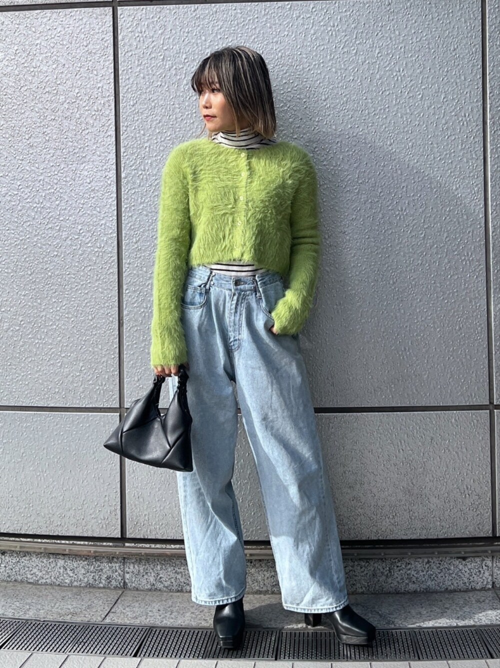 「タートルネック、きれいめカジュアル、ストリート、ブーツ、レイヤードスタイル、冬コーデ、ootd、ニットコーデ、お出かけコーデ、大人カジュアル、冬ファッション、大人かわいい、大人女子、デニム、シンプルコーデ」｜「FREE'S MARTの◆タートルネックリブニット（ニット/セーター、ホワイト系）」を使った、yukaさん（レディース・160cm）の冬コーディネートの1枚目の写真