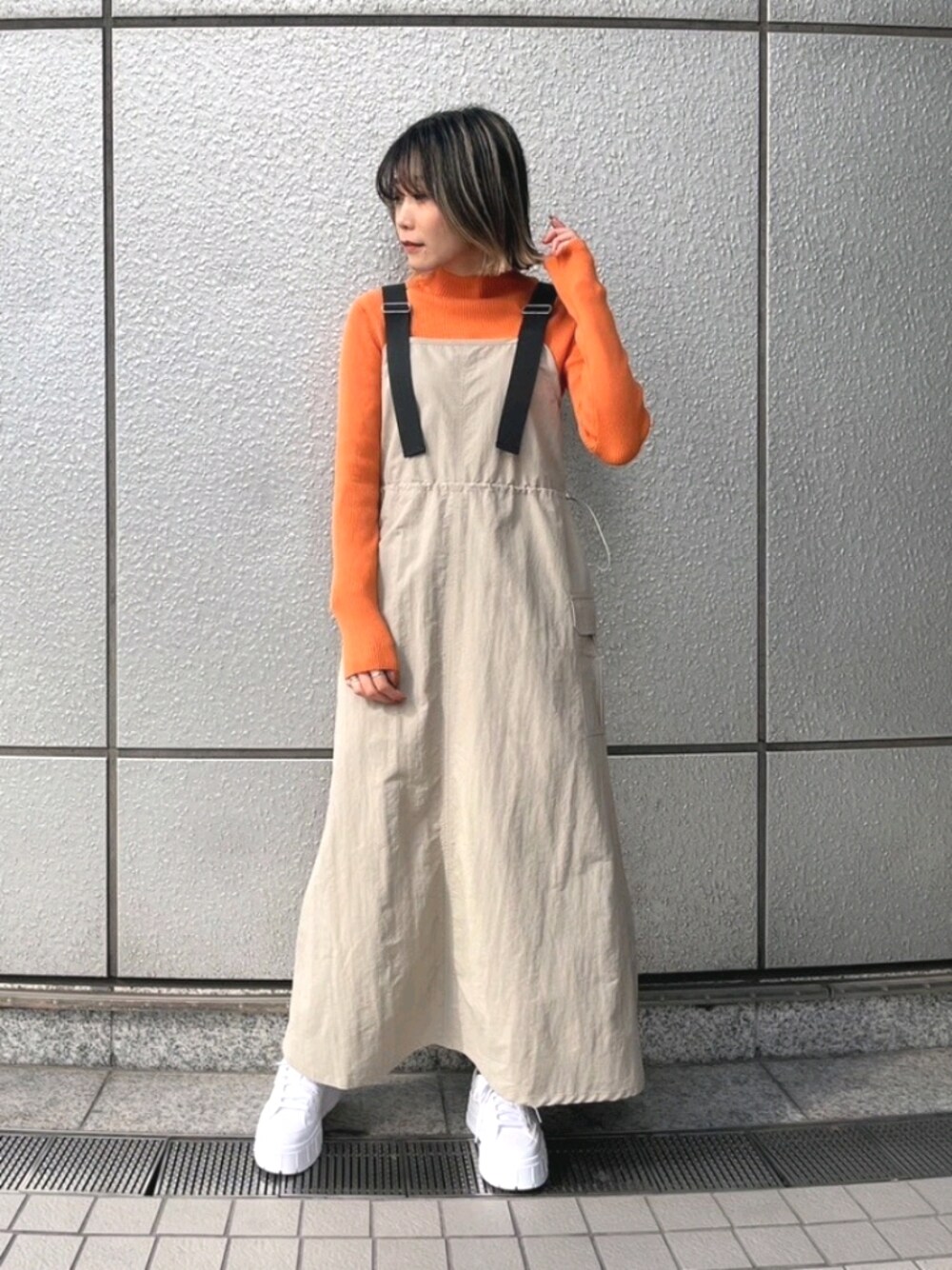 「ワンピース、カジュアルコーデ、カジュアル、オレンジ、ニット、スニーカー、スニーカーコーデ、PUMA、お出かけコーデ、オトナカジュアル、今日のコーデ、春服みてみて、春、大人女子、30代コーデ」｜「FREE'S MARTのハイネックショート丈リブニット（ニット/セーター、オレンジ系）」を使った、yukaさん（レディース・160cm）の春コーディネートの1枚目の写真
