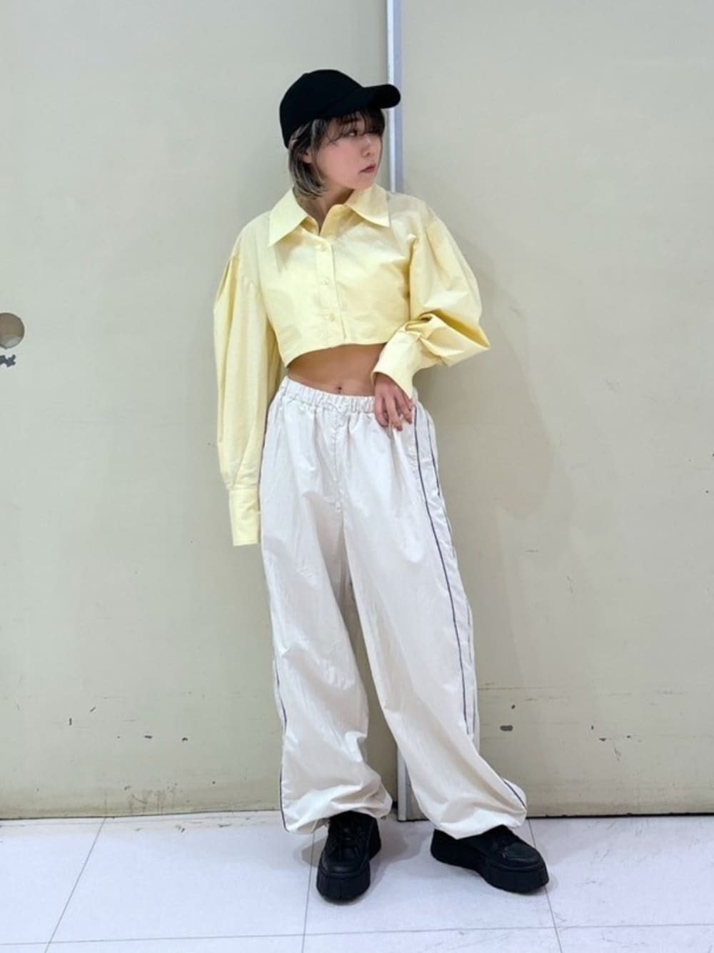 「休日スタイル、お洒落さんとつながりたい、春服、オトナカワイイ、いいね、save、フォローお願いします🤑、PUMA、スポーツミックス、ラインパンツ、シャツスタイル、スニーカー、Coming soon...、春ファッション、ラクチンコーデ、ブラック、パンツコーデ」｜「FREE'S MARTのショート丈タックボリュームスリーブシャツ（シャツ/ブラウス、イエロー系）」を使った、yukaさん（レディース・160cm）の春コーディネートの1枚目の写真