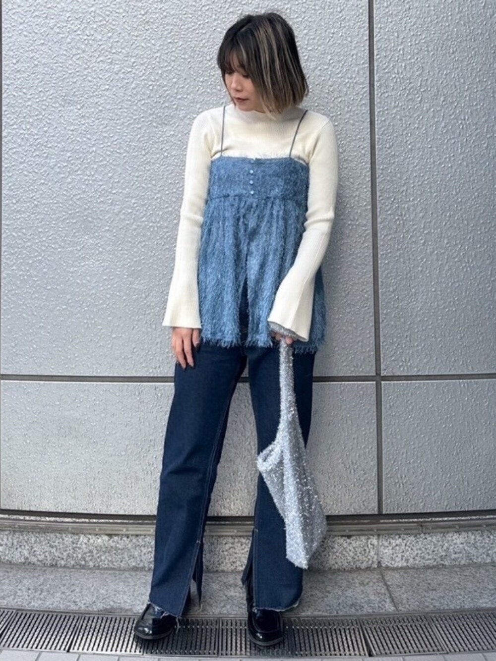 「モノトーン、デニム、デートコーデ、シンプルコーデ、ニット、レイヤードスタイル、お出かけコーデ、休日スタイル、オトナ女子、春ファッション、パンツコーデ、オトナカワイイ、ブルー、大人カジュアル、キャミソール」｜「FREE'S MARTの◆［洗える］マシンウォッシャブルボトルネックリブニット（ニット/セーター、ホワイト系）」を使った、yukaさん（レディース・160cm）の冬コーディネートの1枚目の写真