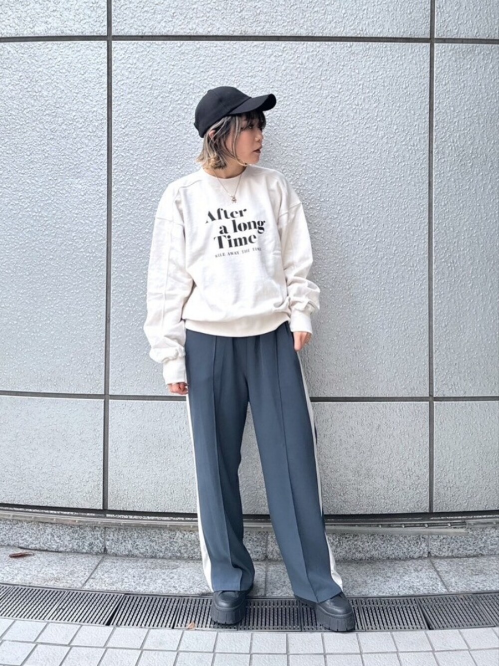 「スニーカー、スニーカーコーデ、PUMA、ロゴスウェット、カジュアルコーデ、スウェット、ラインパンツ、スポーツミックス、大人女子、30代コーデ、カジュアルスタイル、モノトーン、ストリート、春カラー、春」｜「FREE'S MARTの◆リネンライクキャップ（キャップ、ブラック系）」を使った、yukaさん（レディース・160cm）の春コーディネートの1枚目の写真