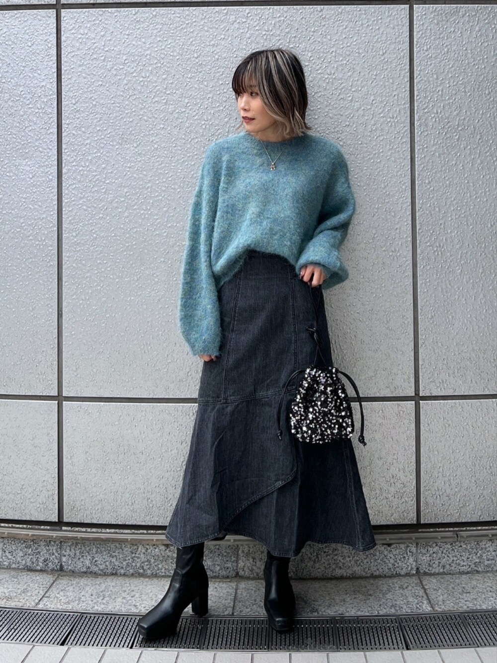 「きれいめカジュアル、ロングスカート、レザー、マーメイドスカート、ブーツ、デニム、ニットコーデ、大人女子、お出かけコーデ、大人カジュアル、冬ファッション、大人かわいい、着回しコーデ、ootd、大人ガーリー」｜「FREE'S MARTの◇ウール混リサイクルエコシャギーショート丈ニット（ニット/セーター、グリーン系）」を使った、yukaさん（レディース・160cm）の冬コーディネートの1枚目の写真