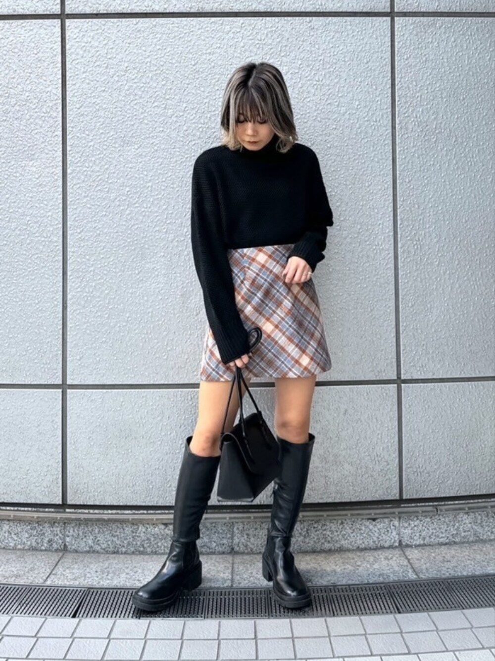 「タートルネック、レザー、冬コーデ、ニット、休日スタイル、モノトーン、冬、お出かけコーデ、大人カジュアル、大人女子、ニットコーデ、ファッションを楽しもう、ブラック、おしゃれさんと繋がりたい、ロングブーツ」｜「FREE'S MARTの◇4者混鹿の子ショート丈タートルネックニット（ニット/セーター、ブラック系）」を使った、yukaさん（レディース・160cm）の冬コーディネートの1枚目の写真