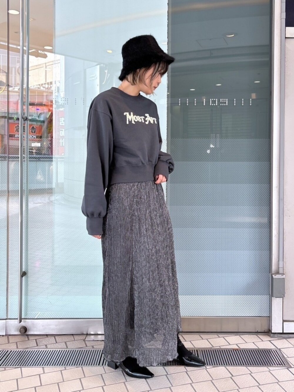 「モノトーン、パーカー、スウェット、ロゴスウェット、デートコーデ、カジュアルコーデ、オトナ女子、シンプルスタイル、大人かわいい、今日のコーデ、着回しコーデ、高身長女子、ラメ、プリーツスカート、黒」｜「FREE'S MARTの◆ファーハット（ハット、ブラック系）」を使った、yukaさん（レディース・160cm）の冬コーディネートの1枚目の写真