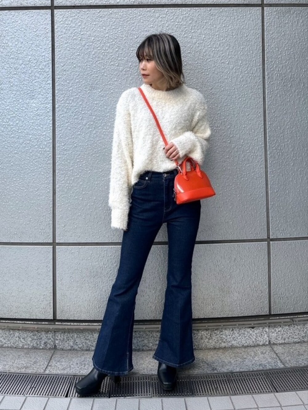 「きれいめカジュアル、お出かけコーデ、大人カジュアル、冬ファッション、大人女子、大人かわいい、ニットコーデ、ootd、着回しコーデ、デニム、韓国ファッション、シンプルコーデ、ブーツスタイル、冬、大人ガーリー」｜「FREE'S MARTのラメフェザーショート丈ニット（ニット/セーター、ホワイト系）」を使った、yukaさん（レディース・160cm）の冬コーディネートの1枚目の写真