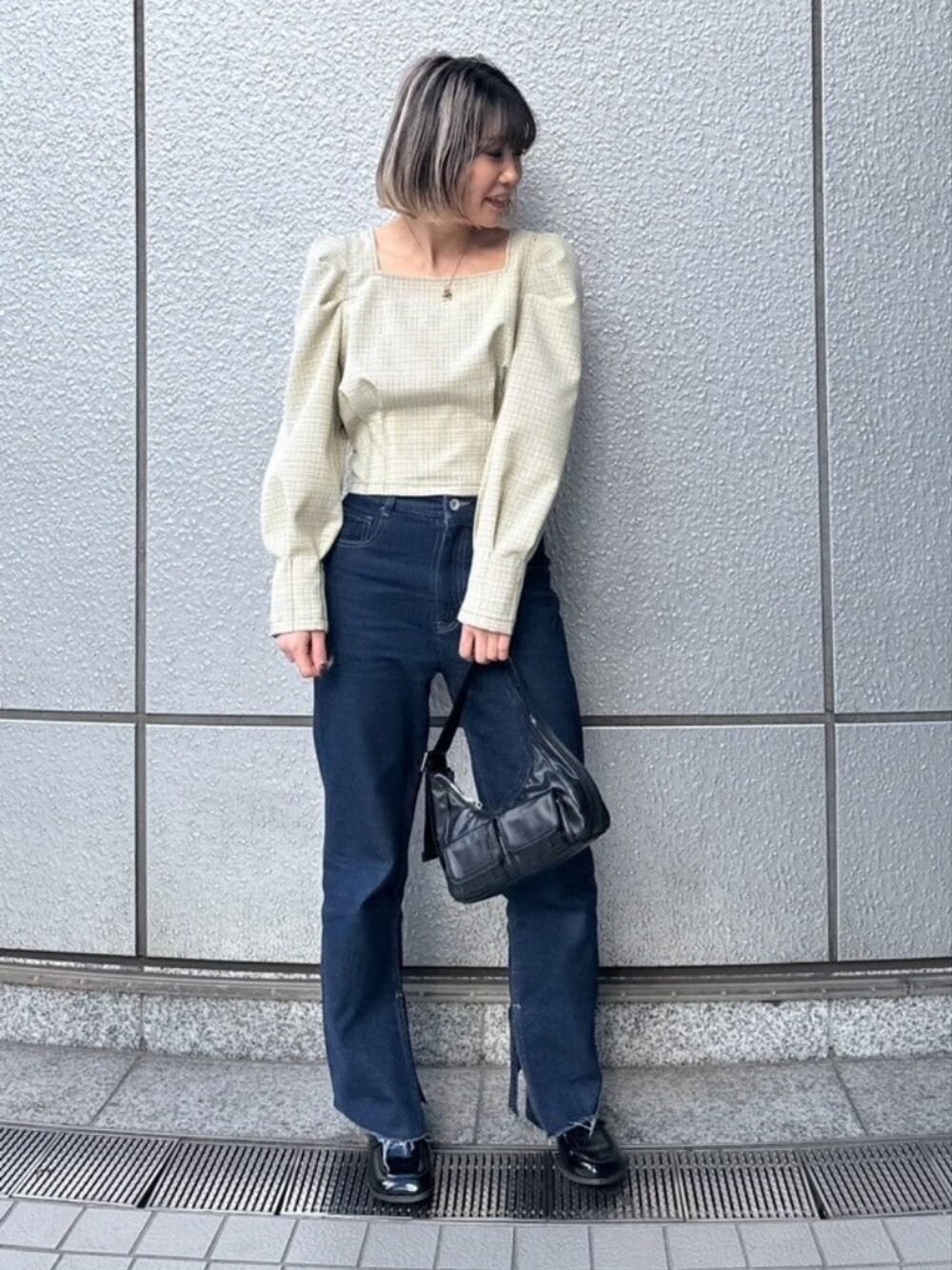 「デニム、デートコーデ、ショルダーバッグ、ローファー、春色、休日スタイル、シンプルコーデ、ブラウス、ラクチンコーデ、お出かけコーデ、パンツスタイル、お洒落さんとつながりたい、プチプラコーデ、オトナ女子、オトナカワイイ」｜「FREE'S MARTの◇スクエアネックボリュームスリーブ長袖ブラウス（シャツ/ブラウス、グリーン系）」を使った、yukaさん（レディース・160cm）の冬コーディネートの1枚目の写真