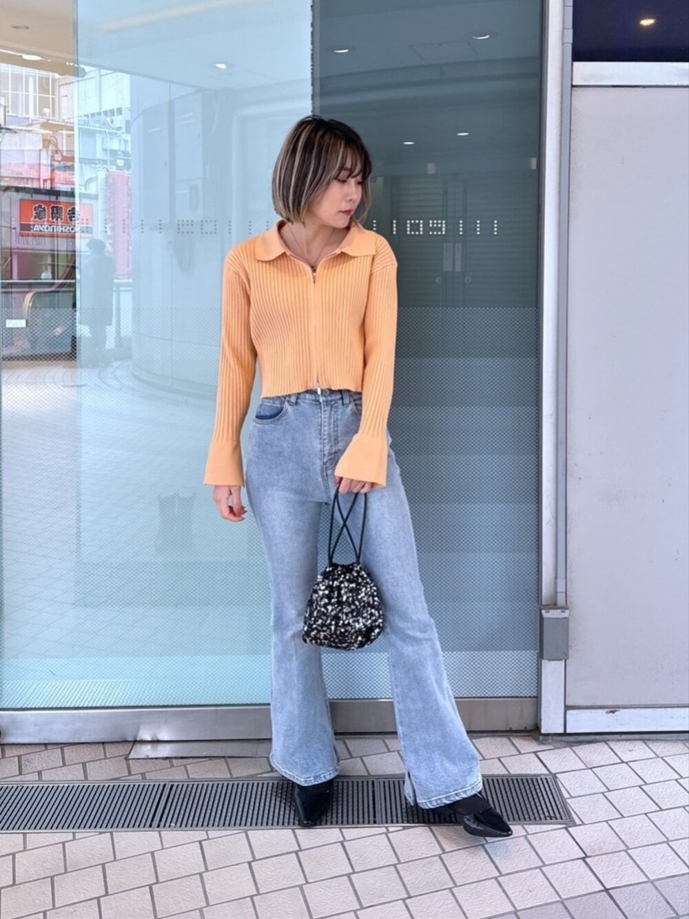 「大人カジュアル、シンプルコーデ、春服コーデ、似合うラボに行こう、ラクチンコーデ、おでかけコーデ、カラーコーデ、春、オトナ女子、パンツスタイル、シンプル、韓国ファッション、お洒落さんとつながりたい、デニム、24SS春の新作」｜「FREE'S MARTの［ＷＥＢ限定］襟付きジップニットカーディガン（ニット/セーター、ベージュ系）」を使った、yukaさん（レディース・160cm）の冬コーディネートの1枚目の写真