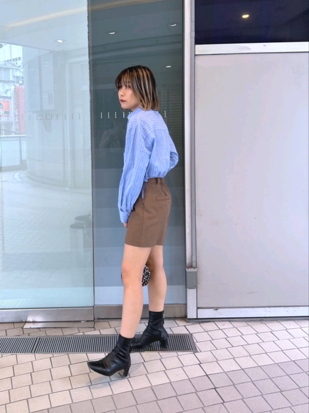 「春色、休日スタイル、オフィスカジュアル、デートコーデ、大人カジュアル、シンプルコーデ、春服コーデ、ラクチンコーデ、おでかけコーデ、カラーコーデ、オトナ女子、パンツスタイル、お洒落さんとつながりたい、ブルー、韓国ファッション」｜「FREE'S MARTの◆裾ドロストショート丈シャツ（シャツ/ブラウス、ブルー系）」を使った、yukaさん（レディース・160cm）の冬コーディネートの1枚目の写真