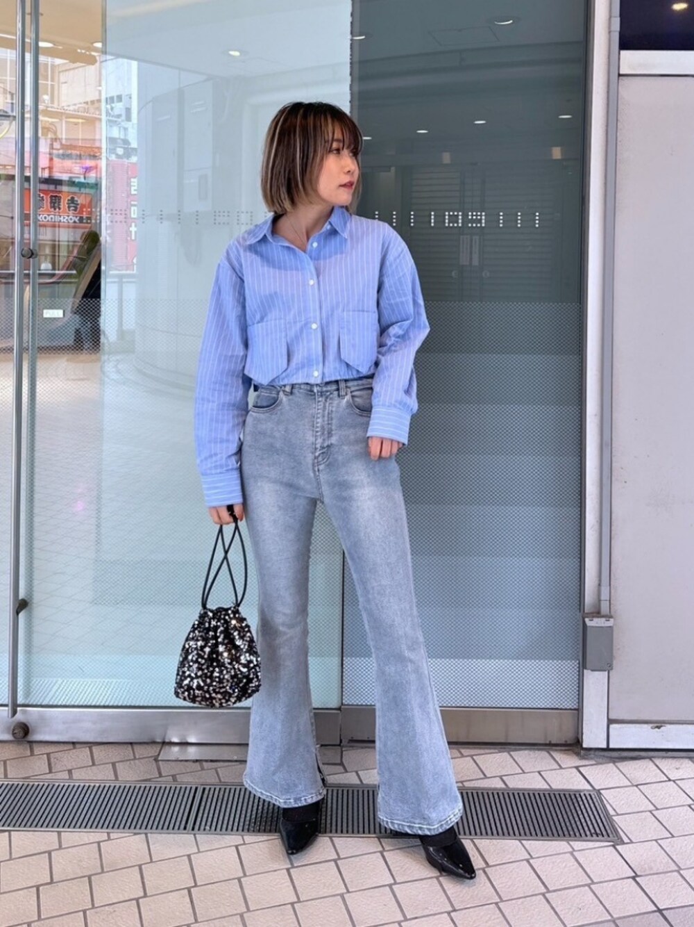 「春色、休日スタイル、オフィスカジュアル、デニム、春コーデ、ストリート、大人カジュアル、シンプルコーデ、春服コーデ、ラクチンコーデ、カラーコーデ、オトナ女子、パンツスタイル、シャツスタイル、韓国ファッション」｜「FREE'S MARTの◆裾ドロストショート丈シャツ（シャツ/ブラウス、ブルー系）」を使った、yukaさん（レディース・160cm）の冬コーディネートの1枚目の写真