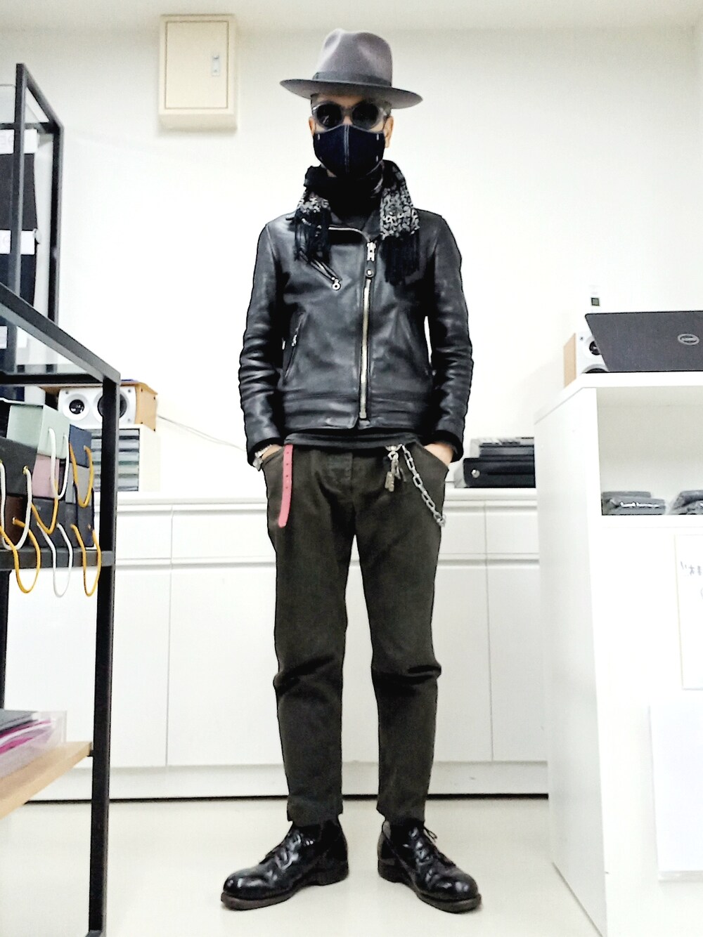 ブラック系のブーツ、ブラック系のライダースジャケット、ブラック系のチノパンツを着用したメンズの春コーディネートの2枚目の写真